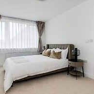 Tranquil 4-bed Oasis Modern Chic