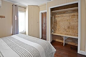 Calmbach Cottage 2 Bedroom Home by RedAwning