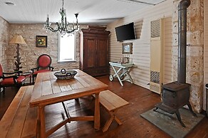 Calmbach Cottage 2 Bedroom Home by RedAwning