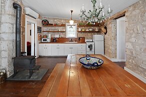 Calmbach Cottage 2 Bedroom Home by RedAwning