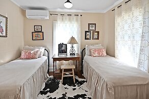 Calmbach Cottage 2 Bedroom Home by RedAwning