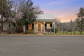 Calmbach Cottage 2 Bedroom Home by RedAwning