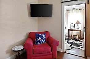 Calmbach Cottage 2 Bedroom Home by RedAwning