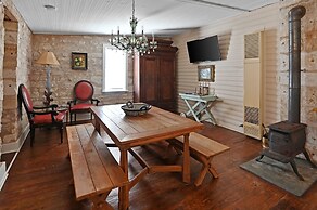 Calmbach Cottage 2 Bedroom Home by RedAwning