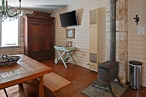 Calmbach Cottage 2 Bedroom Home by RedAwning