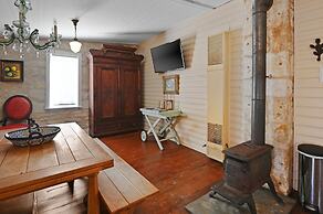 Calmbach Cottage 2 Bedroom Home by RedAwning