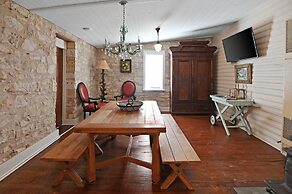 Calmbach Cottage 2 Bedroom Home by RedAwning