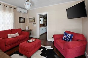 Calmbach Cottage 2 Bedroom Home by RedAwning