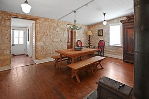 Calmbach Cottage 2 Bedroom Home by RedAwning