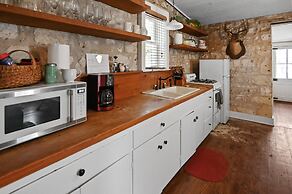 Calmbach Cottage 2 Bedroom Home by RedAwning