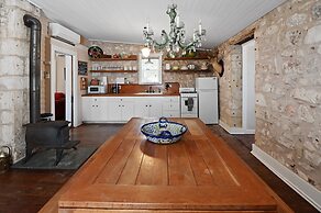 Calmbach Cottage 2 Bedroom Home by RedAwning