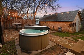 Calmbach Cottage 2 Bedroom Home by RedAwning