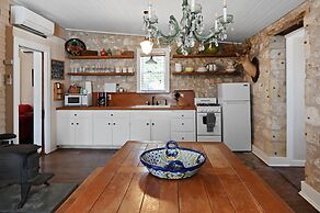 Calmbach Cottage 2 Bedroom Home by RedAwning