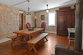 Calmbach Cottage 2 Bedroom Home by RedAwning