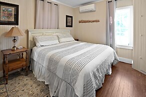 Calmbach Cottage 2 Bedroom Home by RedAwning