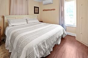 Calmbach Cottage 2 Bedroom Home by RedAwning