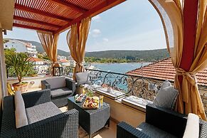 Beachfront Villa Adria