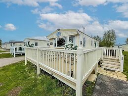 Caravansleeps8-hottub-fireplace-garden-patio