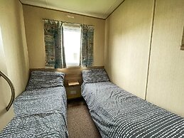 Caravansleeps8-hottub-fireplace-garden-patio