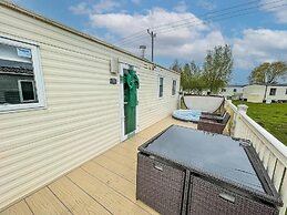 Caravansleeps8-hottub-fireplace-garden-patio
