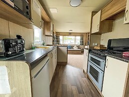 Caravansleeps8-hottub-fireplace-garden-patio
