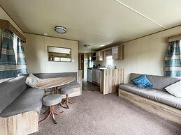 Caravansleeps8-hottub-fireplace-garden-patio