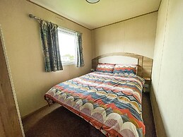 Caravansleeps8-hottub-fireplace-garden-patio