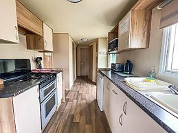 Caravansleeps8-hottub-fireplace-garden-patio