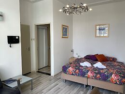 Plato by Hofstad Studios