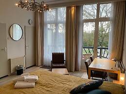 Plato by Hofstad Studios