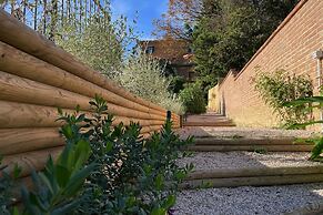 Lemon Apt With Shared Pool And Garden