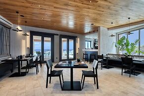 Domes Novos Santorini, Autograph Collection