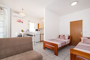 Cozy Apartment Marija With Garden