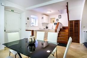 Luan Old Town apartment by DuHomes