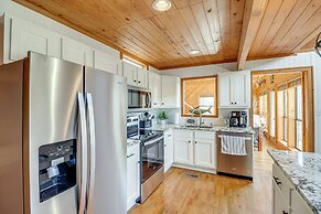 Lakefront Arkansas Home w/ Deck, Grill & Cornhole!