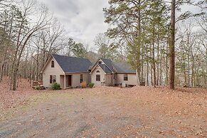 Lakefront Arkansas Home w/ Deck, Grill & Cornhole!