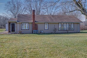 Quaint Youngstown Home ~ 2 Mi to Boardman Park!