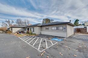 Cozy Nampa Escape w/ Fireplace + Smart TV!