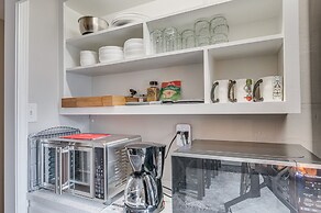 Cozy Nampa Escape w/ Fireplace + Smart TV!