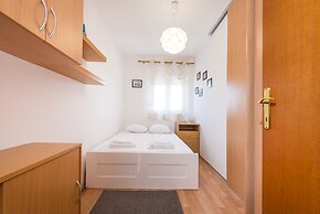 Mirella Cosy Apartment With Two Bedrooms