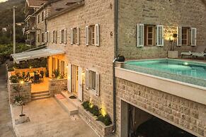 Luxury Pool Villa Feliz