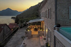 Luxury Pool Villa Feliz