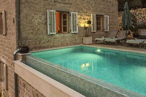 Luxury Pool Villa Feliz