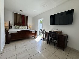 Miami Vacation Home 4 bedroom Parking.