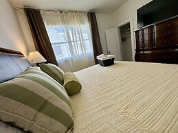 Miami Vacation Home 4 bedroom Parking.