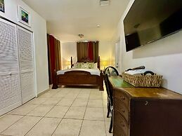 Miami Vacation Home 4 bedroom Parking.