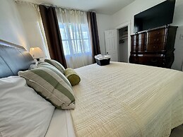 Miami Vacation Home 4 bedroom Parking.