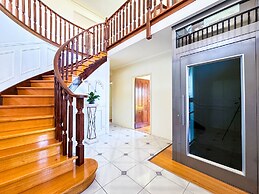 Classic Hampton Retreat