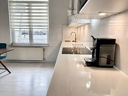 Wit II, Near Metro, Train N7670