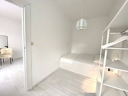 Wit II, Near Metro, Train N7670